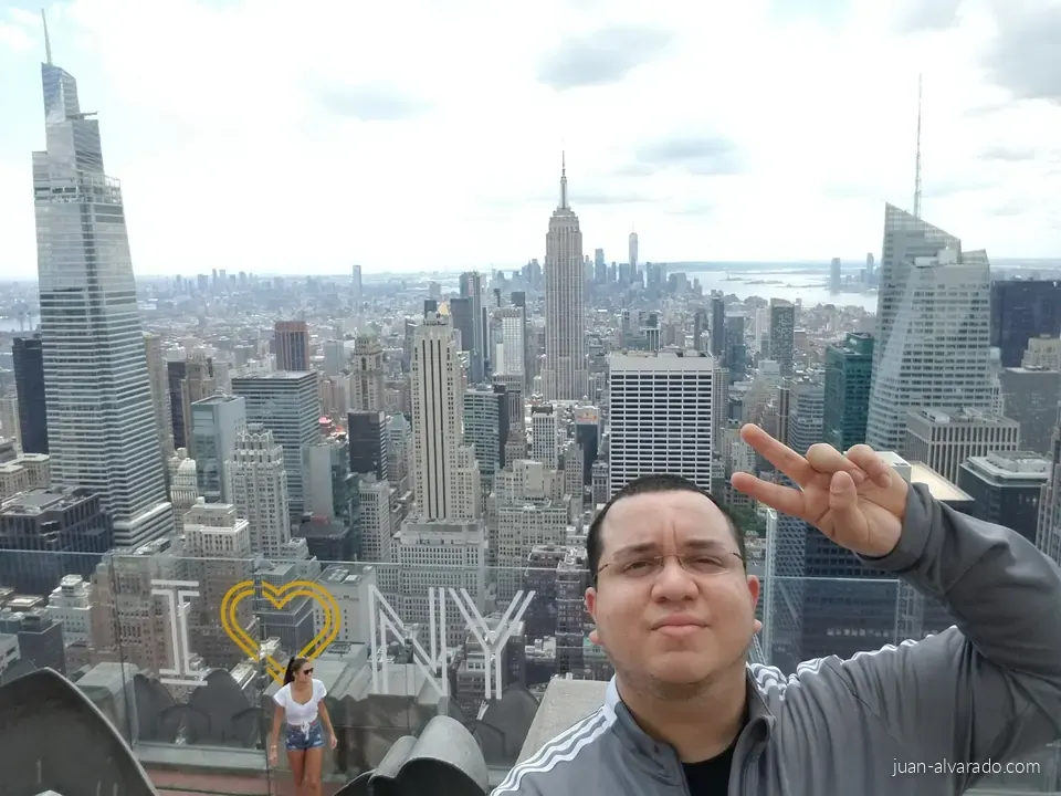 Selfie at the I ♥ NY sign above Midtown